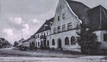 Hotel Carl Toemmler w centrum Kruklanek, reprodukcja pocztówki.<br type='_moz' />
- powiększ