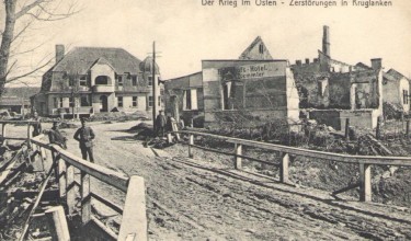 Zniszczone centrum Kruklanek w okolicy mostu po działaniach wojennych w latach 1914-1915, Stengel & Co, Dresden.<br type='_moz' />
- powiększ