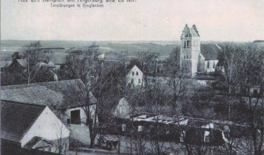 Zniszczenia w centrum Kruklanek, widok na uszkodzoną wieżę kościoła – stan z 1915, Großer Bilderatlas des Weltkrieges, 1916. - powiększ
