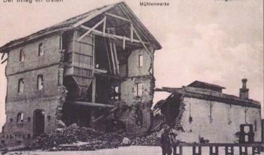 Młyn zniszczony w wyniku bitwy pod Kruklankami z 8-9.09.1914 r., reprodukcja pocztówki. - powiększ