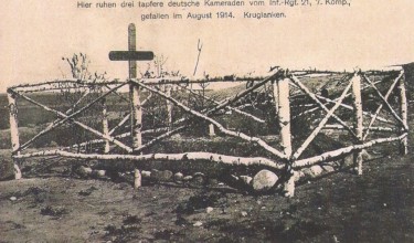 Pochówek trzech niemieckich żołnierzy z 7 kompanii 21 regimentu poległych w bitwie pod Kruklankami w sierpniu 1914 r., reprodukcja pocztówki. - powiększ