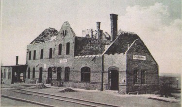 Zniszczony dworzec kolejowy w Kruklankach, stan z 1914-1915, reprodukcja pocztówki - powiększ