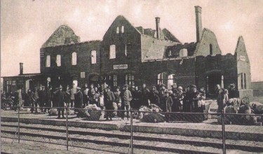 Zniszczony dworzec kolejowy w Kruklankach, stan z 1914-1915, reprodukcja pocztówki. - powiększ