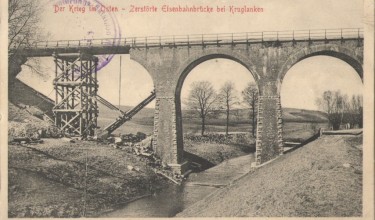 Naprawa uszkodzonego przęsła wiaduktu kolejowego, stan z 1915. Na pocztówce pieczątka: Königlich.- Preuss. Armierungs Bataillon Nr. 100, 2 Kompagnie; fot. August Schwartzkopff (Lötzen), wyd. Stengel & Co, Dresden. - powiększ